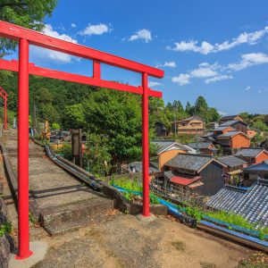 赤い鳥居の立つ町