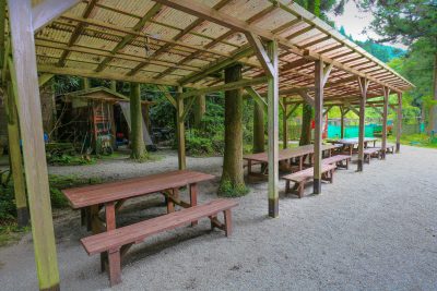 大吉あまごセンターの写真「屋外のテーブル席」
