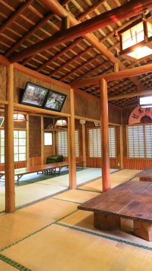 屋内の座敷席