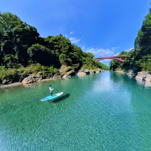 広大な宮川ブルーと荻原橋