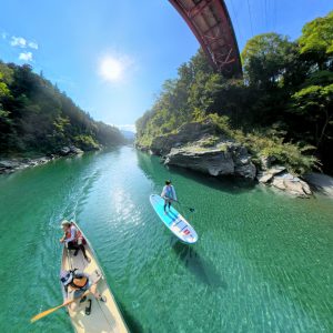 宮川の写真「宮川ブルーを荻原橋の下でカヌー＆SUPを楽しむ」