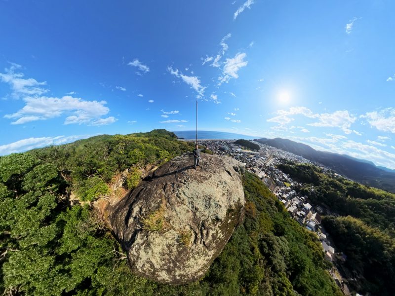 華城山の写真「頂上に登る俺」