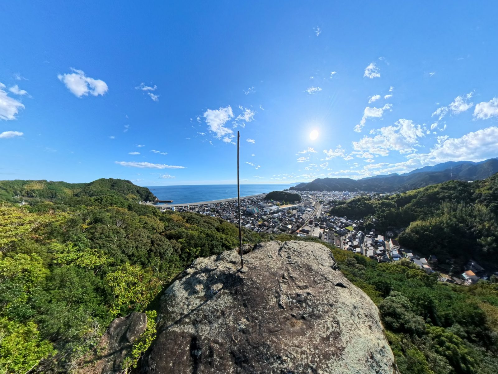 華城山の写真「頂上にある岩」