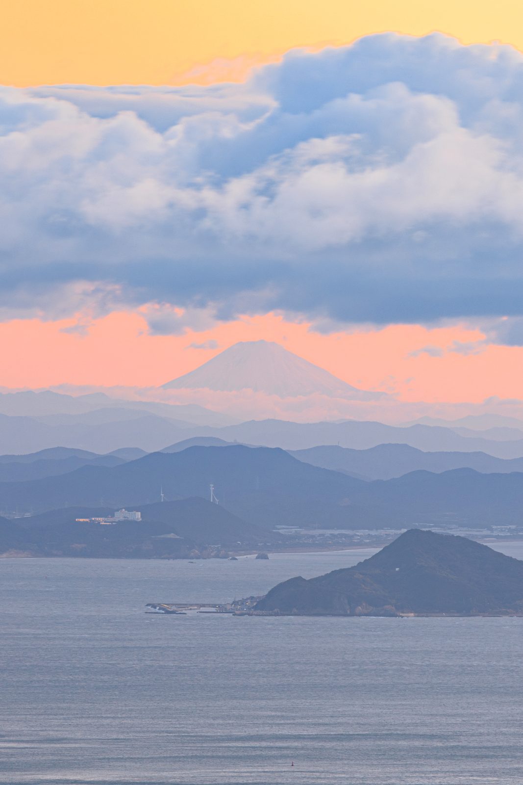 運気が上がる待ち受け 2026年元旦に三重県から見えた富士山。AndroidとiPhoneに対応した4K高画質の無料スマホ壁紙。三重県伊勢市の伊勢志摩スカイラインで撮影したフリー写真素材