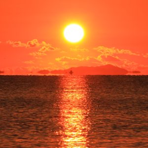 運気が上がる待ち受け 丙午の赤い日の出。AndroidとiPhoneに対応した4K高画質の無料スマホ壁紙。三重県津市の香良洲海岸で撮影したフリー写真素材