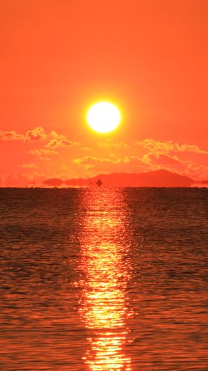 運気が上がる待ち受け 丙午の赤い日の出。AndroidとiPhoneに対応した4K高画質の無料スマホ壁紙。三重県津市の香良洲海岸で撮影したフリー写真素材