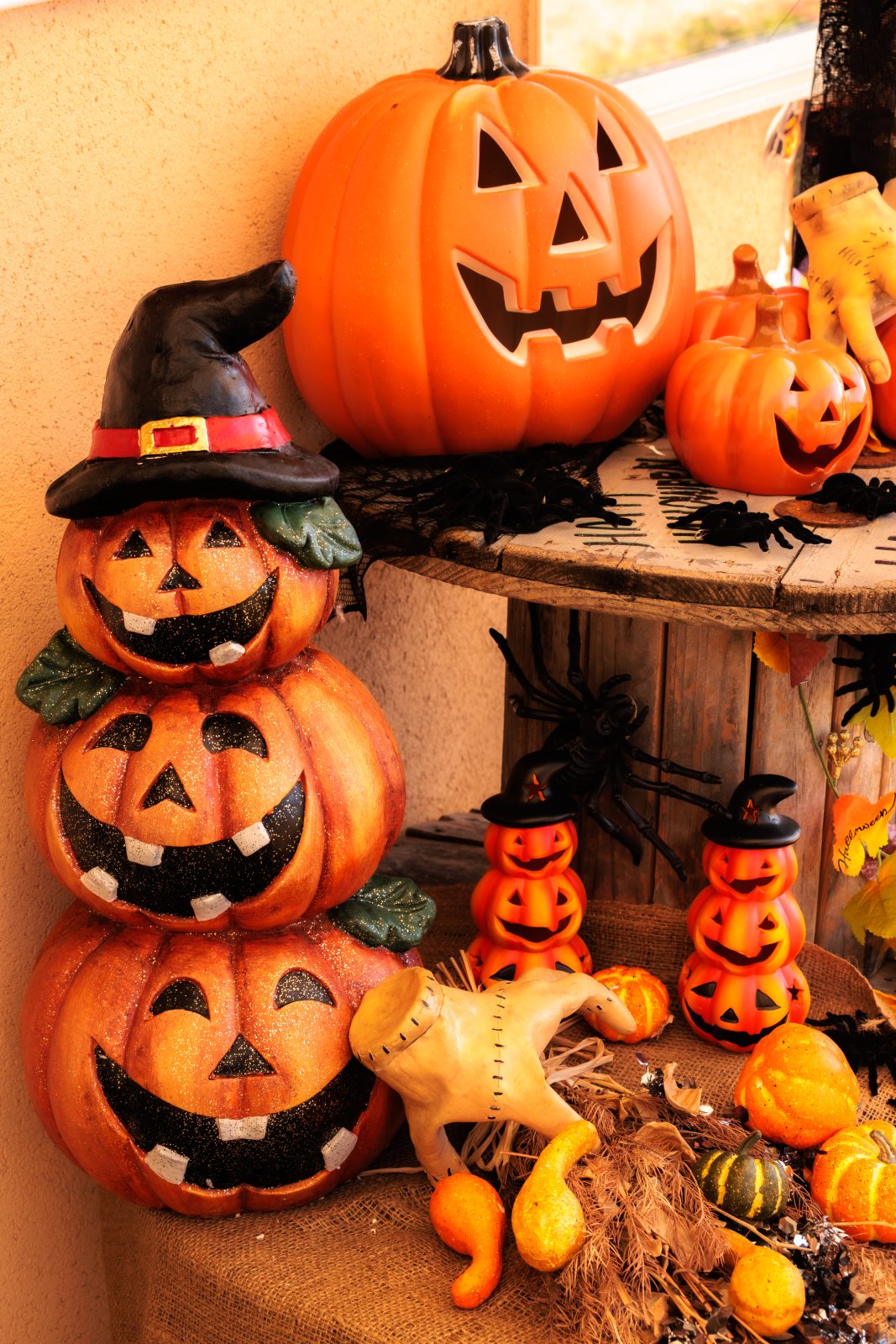 無料スマホ壁紙 かぼちゃのおばけ大集合。AndroidとiPhoneに対応した4K高画質の無料待ち受け画像。三重県津市のレッドヒルヒーサーの森で撮影したフリー写真素材