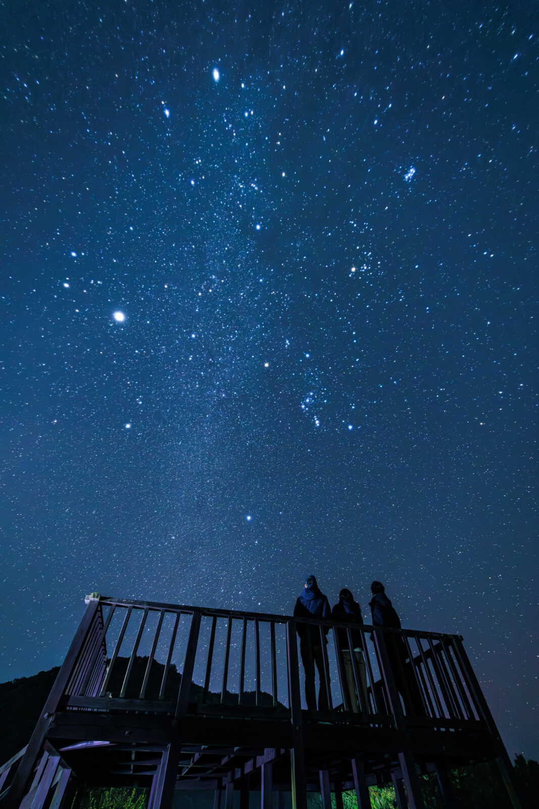 無料スマホ壁紙 展望台から冬の天の川を眺める人。AndroidとiPhoneに対応した4K高画質の無料待ち受け画像。三重県南伊勢町の中ノ磯展望台で撮影したフリー写真素材