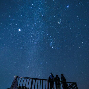 無料スマホ壁紙 展望台から冬の天の川を眺める人。AndroidとiPhoneに対応した4K高画質の無料待ち受け画像。三重県南伊勢町の中ノ磯展望台で撮影したフリー写真素材