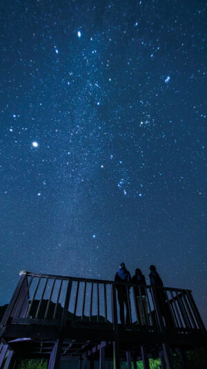 無料スマホ壁紙 展望台から冬の天の川を眺める人。AndroidとiPhoneに対応した4K高画質の無料待ち受け画像。三重県南伊勢町の中ノ磯展望台で撮影したフリー写真素材