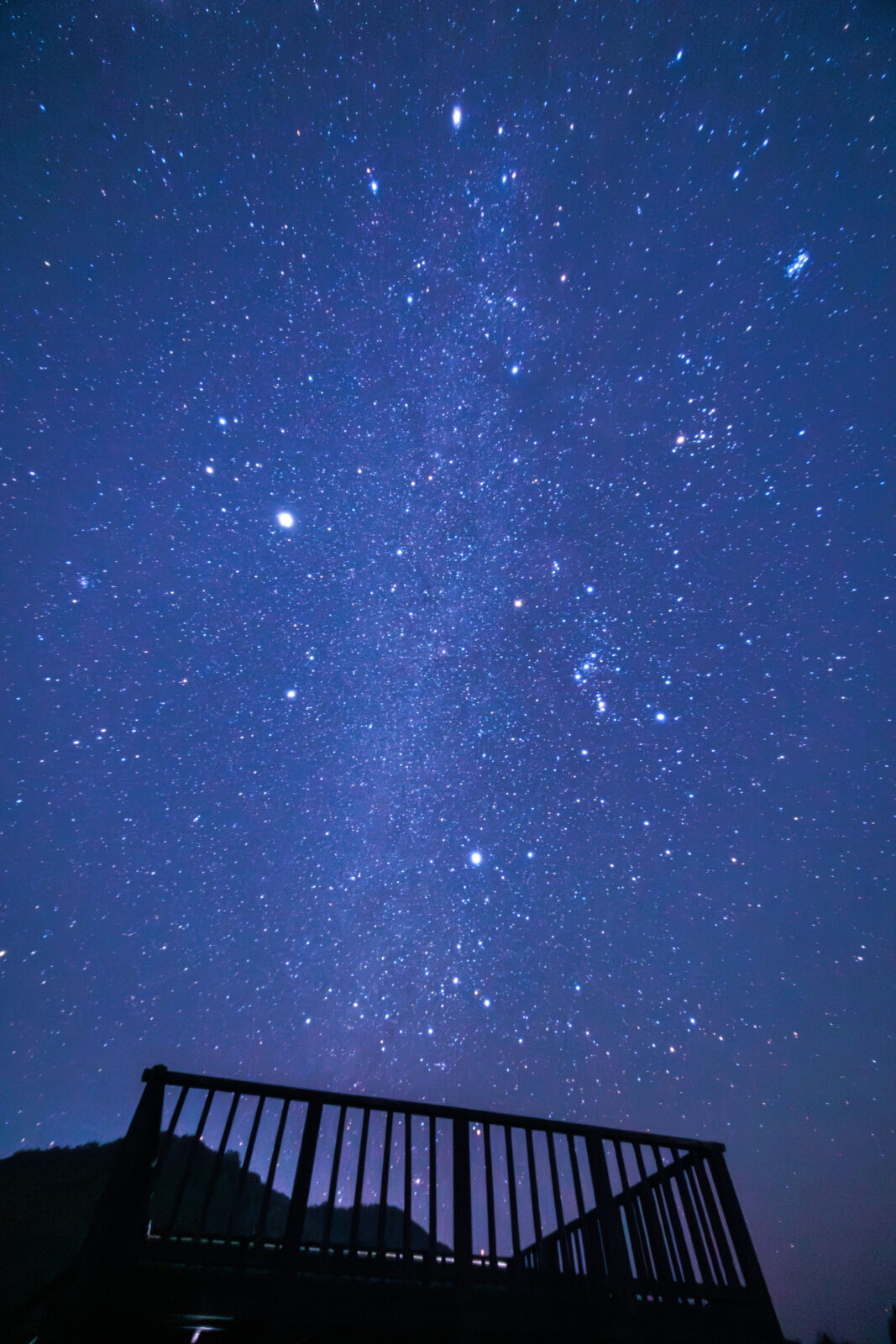 無料スマホ壁紙 展望台の真上に広がる満天の星と天の川。AndroidとiPhoneに対応した4K高画質の無料待ち受け画像。三重県南伊勢町の中ノ磯展望台で撮影したフリー写真素材