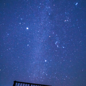 無料スマホ壁紙 展望台の真上に広がる満天の星と天の川。AndroidとiPhoneに対応した4K高画質の無料待ち受け画像。三重県南伊勢町の中ノ磯展望台で撮影したフリー写真素材