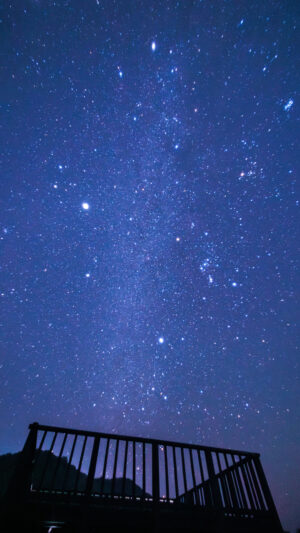 無料スマホ壁紙 展望台の真上に広がる満天の星と天の川。AndroidとiPhoneに対応した4K高画質の無料待ち受け画像。三重県南伊勢町の中ノ磯展望台で撮影したフリー写真素材