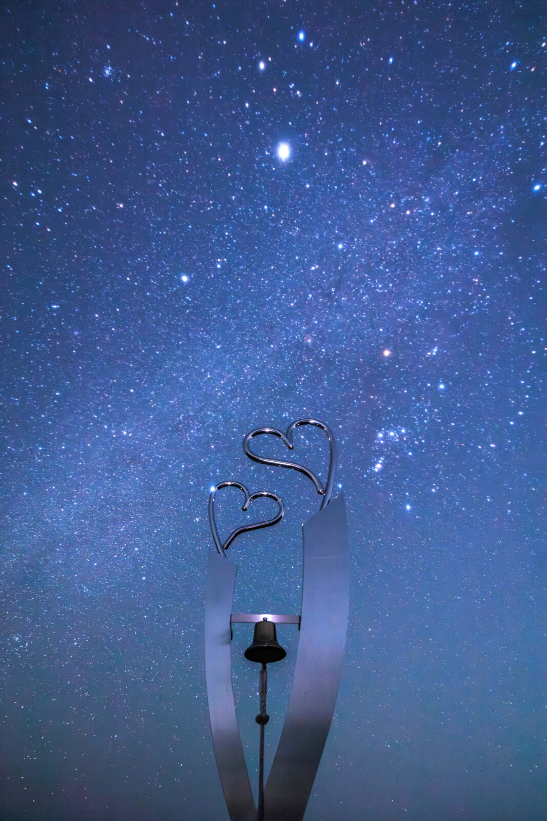 運気が上がる待ち受け 天の川とハートのロマンチックな夜。AndroidとiPhoneに対応した4K高画質の無料スマホ壁紙。三重県南伊勢町の見江島展望台で撮影したフリー写真素材