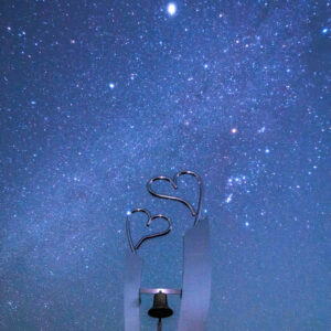 運気が上がる待ち受け 天の川とハートのロマンチックな夜。AndroidとiPhoneに対応した4K高画質の無料スマホ壁紙。三重県南伊勢町の見江島展望台で撮影したフリー写真素材