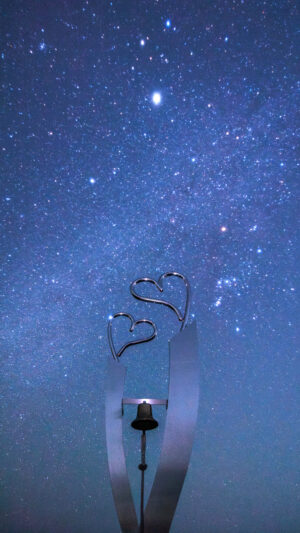 運気が上がる待ち受け 天の川とハートのロマンチックな夜。AndroidとiPhoneに対応した4K高画質の無料スマホ壁紙。三重県南伊勢町の見江島展望台で撮影したフリー写真素材