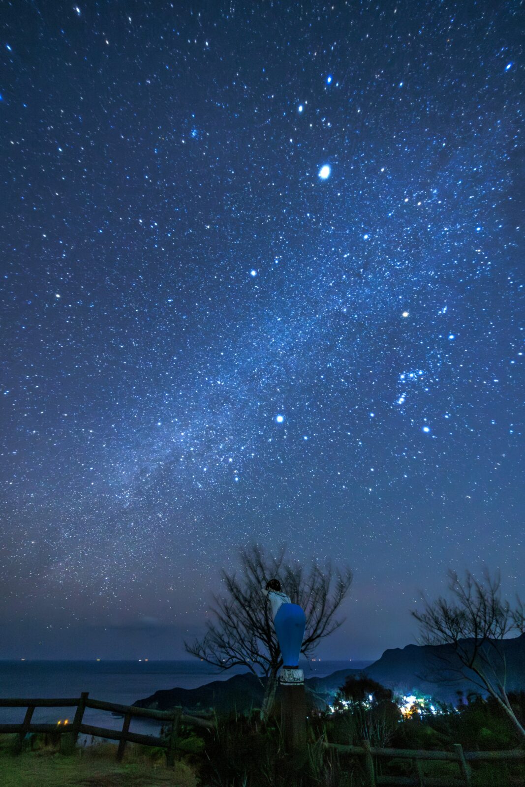 無料スマホ壁紙 プリケツモニュメントと冬の天の川。AndroidとiPhoneに対応した4K高画質の無料待ち受け画像。三重県南伊勢町の南海展望台で撮影したフリー写真素材