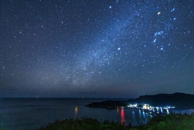 無料壁紙 相賀浦に降り注ぐ冬の天の川。PCとデスクトップ壁紙に最適な4K高画質の無料壁紙。三重県南伊勢町の南海展望台で撮影したフリー写真素材