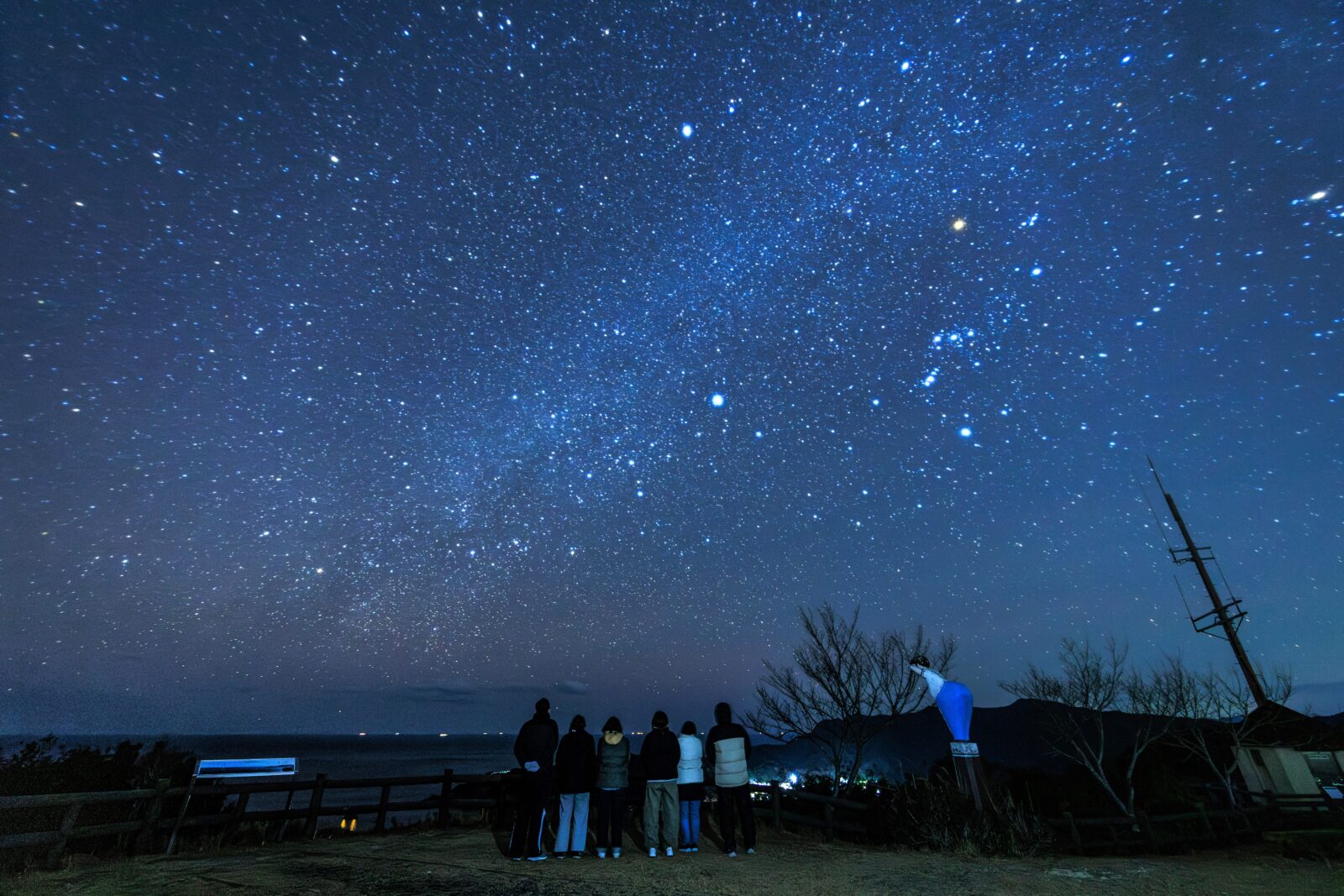 無料壁紙 冬の天の川を鑑賞する人。PCとデスクトップ壁紙に最適な4K高画質の無料壁紙。三重県南伊勢町の南海展望台で撮影したフリー写真素材