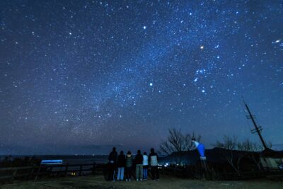 無料壁紙 冬の天の川を鑑賞する人。PCとデスクトップ壁紙に最適な4K高画質の無料壁紙。三重県南伊勢町の南海展望台で撮影したフリー写真素材