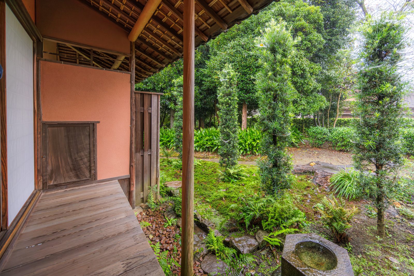 無料壁紙 縁側から眺める庭園。PCとデスクトップ壁紙に最適な4K高画質の無料壁紙。三重県玉城町の玄甲舎で撮影したフリー写真素材