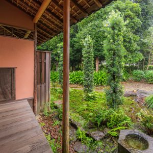 無料壁紙 縁側から眺める庭園。PCとデスクトップ壁紙に最適な4K高画質の無料壁紙。三重県玉城町の玄甲舎で撮影したフリー写真素材