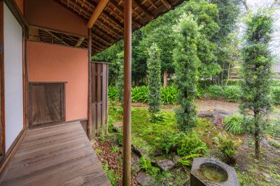 無料壁紙 縁側から眺める庭園。PCとデスクトップ壁紙に最適な4K高画質の無料壁紙。三重県玉城町の玄甲舎で撮影したフリー写真素材