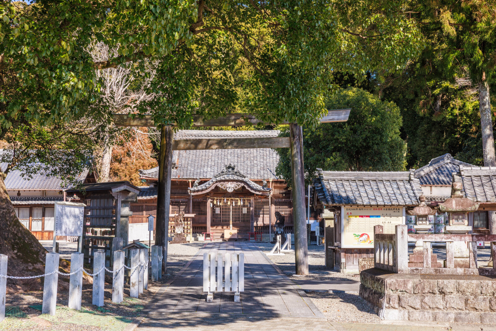 無料壁紙 鳥居と社殿。PCとデスクトップ壁紙に最適な4K高画質の無料壁紙。三重県尾鷲市の尾鷲神社で撮影したフリー写真素材