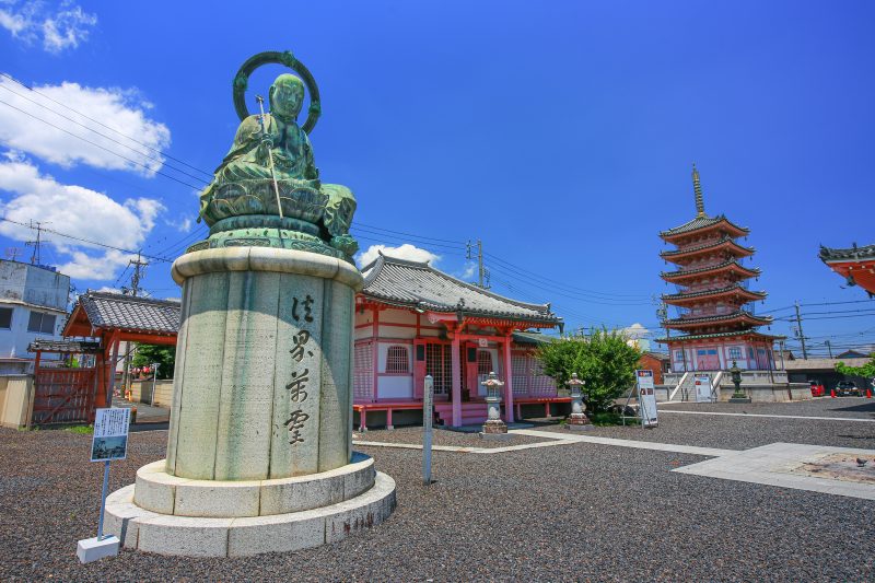 津観音の写真「地蔵菩薩像と五重塔」