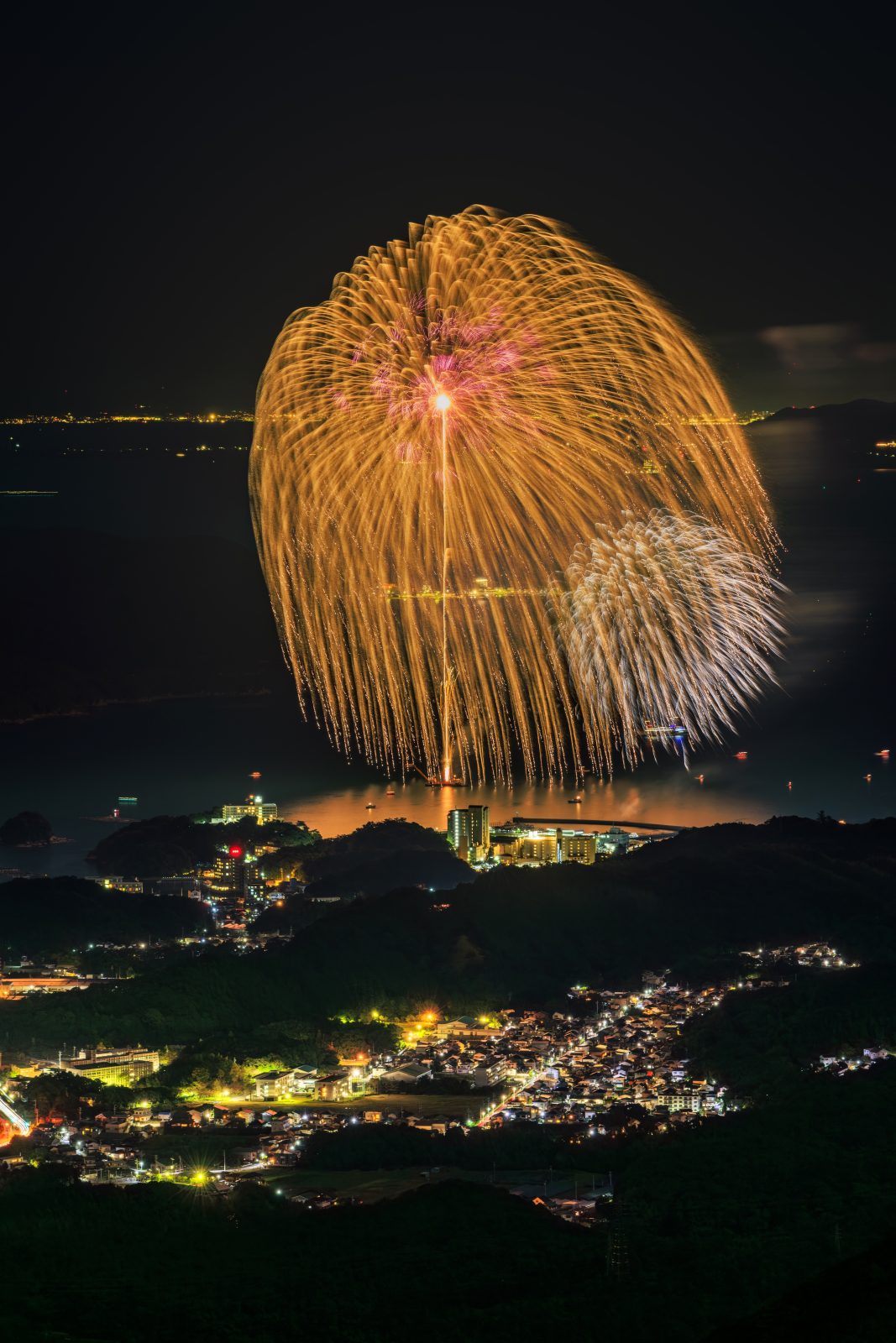 無料スマホ壁紙 朝熊山頂展望台から眺める九鬼水軍大花火の正三尺玉。AndroidとiPhoneに対応した4K高画質の無料待ち受け画像。三重県伊勢市の伊勢志摩スカイラインで撮影したフリー写真素材