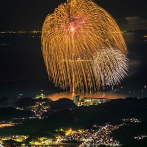 無料スマホ壁紙 朝熊山頂展望台から眺める九鬼水軍大花火の正三尺玉。AndroidとiPhoneに対応した4K高画質の無料待ち受け画像。三重県伊勢市の伊勢志摩スカイラインで撮影したフリー写真素材