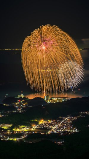 無料スマホ壁紙 朝熊山頂展望台から眺める九鬼水軍大花火の正三尺玉。AndroidとiPhoneに対応した4K高画質の無料待ち受け画像。三重県伊勢市の伊勢志摩スカイラインで撮影したフリー写真素材