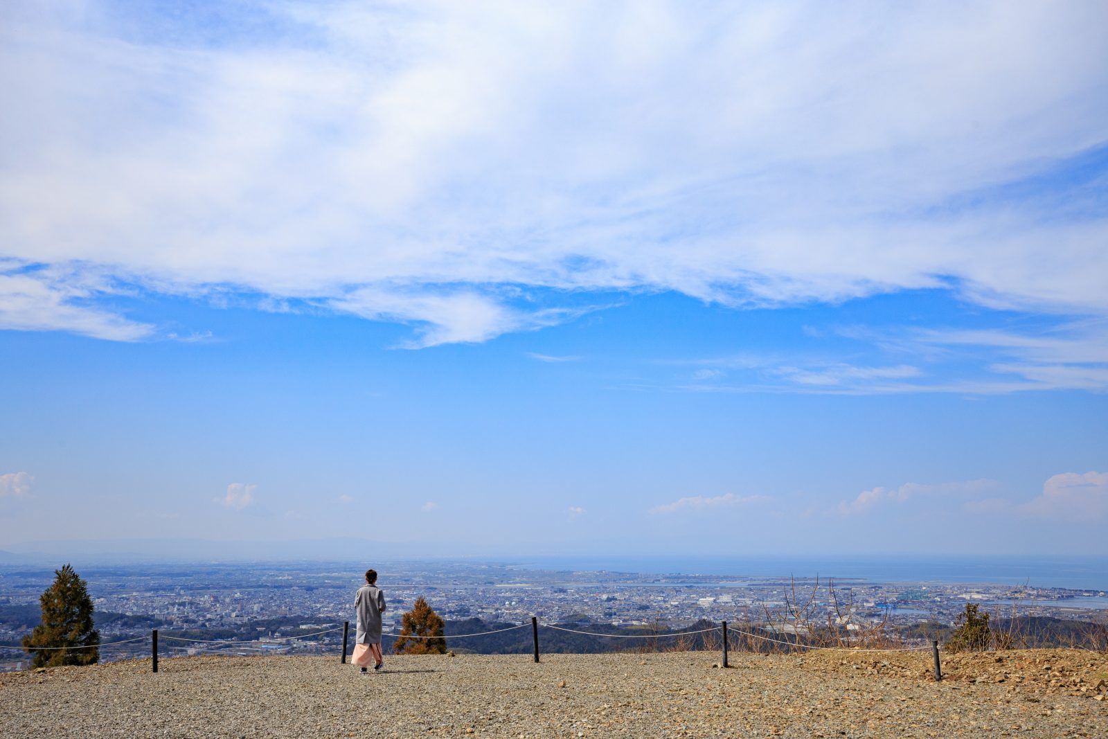 広場から望む広大な伊勢平野と青空