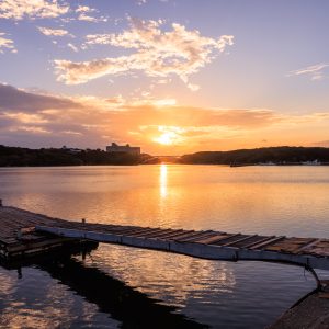 無料壁紙 桟橋から眺める英虞湾と賢島大橋。PCとデスクトップ壁紙に最適な4K高画質の無料壁紙。三重県志摩市の賢島大橋で撮影したフリー写真素材