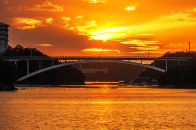 無料壁紙 情熱的な夕陽と賢島大橋。PCとデスクトップ壁紙に最適な4K高画質の無料壁紙。三重県志摩市の賢島大橋で撮影したフリー写真素材