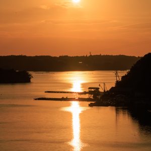 無料スマホ壁紙 英虞湾をオレンジに染める夕陽。AndroidとiPhoneに対応した4K高画質の無料待ち受け画像。三重県志摩市の賢島大橋で撮影したフリー写真素材
