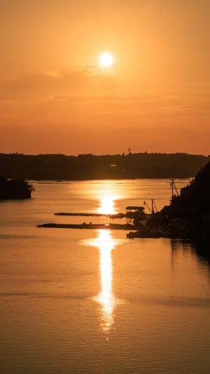無料スマホ壁紙 英虞湾をオレンジに染める夕陽。AndroidとiPhoneに対応した4K高画質の無料待ち受け画像。三重県志摩市の賢島大橋で撮影したフリー写真素材