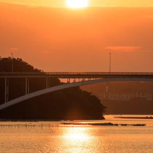 無料スマホ壁紙 賢島大橋と雲の隙間から見える夕陽。AndroidとiPhoneに対応した4K高画質の無料待ち受け画像。三重県志摩市の賢島大橋で撮影したフリー写真素材
