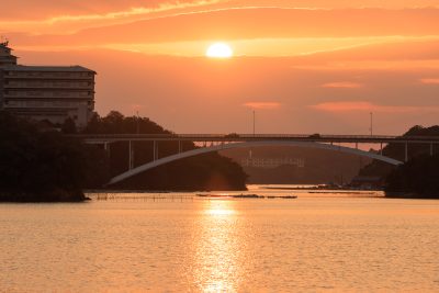 無料壁紙 賢島大橋を走る車と夕陽。PCとデスクトップ壁紙に最適な4K高画質の無料壁紙。三重県志摩市の賢島大橋で撮影したフリー写真素材