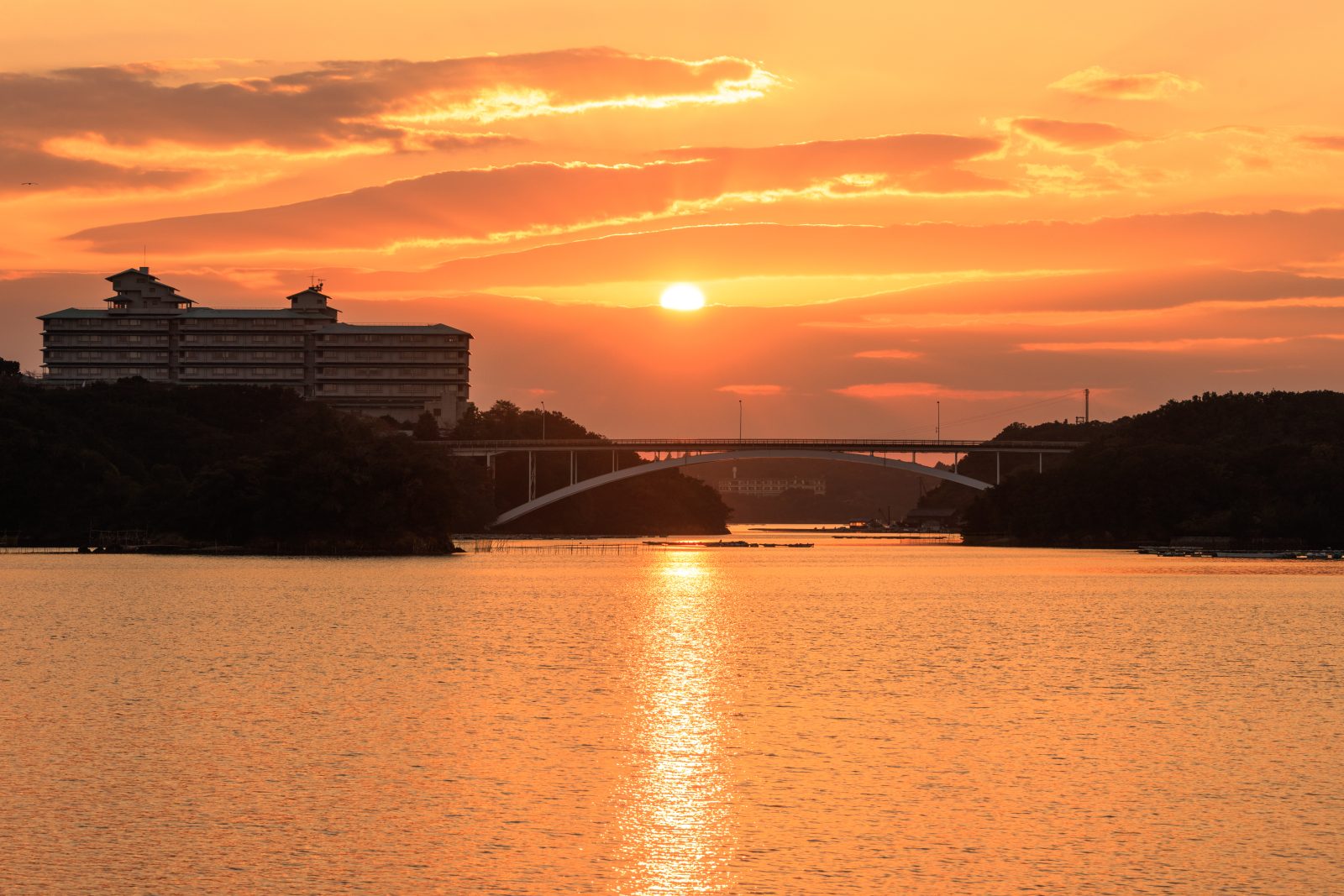 無料壁紙 賢島大橋と夕陽と志摩観光ホテル。PCとデスクトップ壁紙に最適な4K高画質の無料壁紙。三重県志摩市の賢島大橋で撮影したフリー写真素材