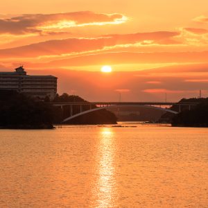 無料壁紙 賢島大橋と夕陽と志摩観光ホテル。PCとデスクトップ壁紙に最適な4K高画質の無料壁紙。三重県志摩市の賢島大橋で撮影したフリー写真素材