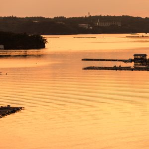 無料壁紙 波紋が広がる英虞湾。PCとデスクトップ壁紙に最適な4K高画質の無料壁紙。三重県志摩市の賢島大橋で撮影したフリー写真素材