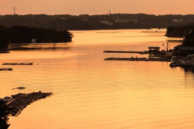 無料壁紙 波紋が広がる英虞湾。PCとデスクトップ壁紙に最適な4K高画質の無料壁紙。三重県志摩市の賢島大橋で撮影したフリー写真素材