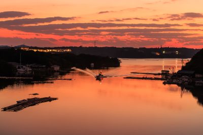 無料壁紙 夕焼けの英虞湾を進む小型船。PCとデスクトップ壁紙に最適な4K高画質の無料壁紙。三重県志摩市の賢島大橋で撮影したフリー写真素材