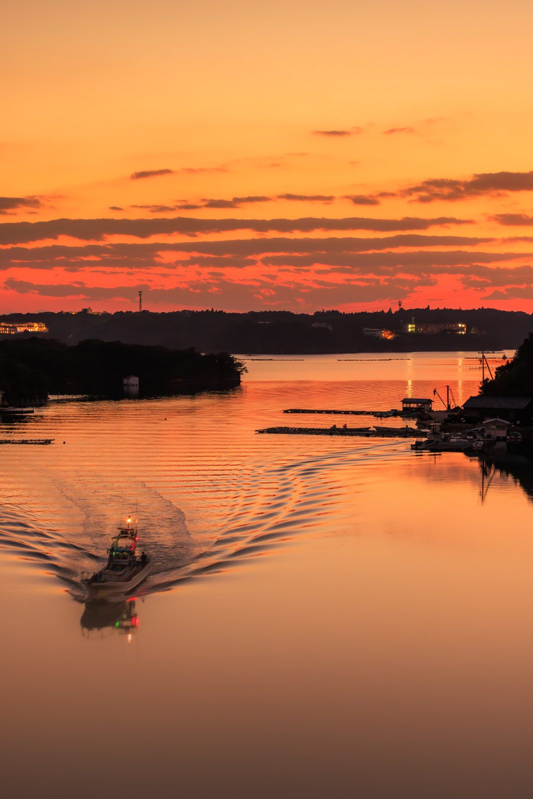 無料スマホ壁紙 漁村の美しい夕焼け。AndroidとiPhoneに対応した4K高画質の無料待ち受け画像。三重県志摩市の賢島大橋で撮影したフリー写真素材