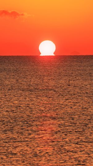 無料スマホ壁紙 真っ赤に染まる「だるま太陽」。AndroidとiPhoneに対応した4K高画質の無料待ち受け画像。三重県津市の津エアポートラインで撮影したフリー写真素材