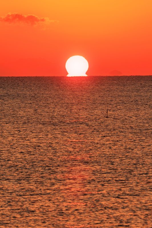 真っ赤に染まる「だるま太陽」