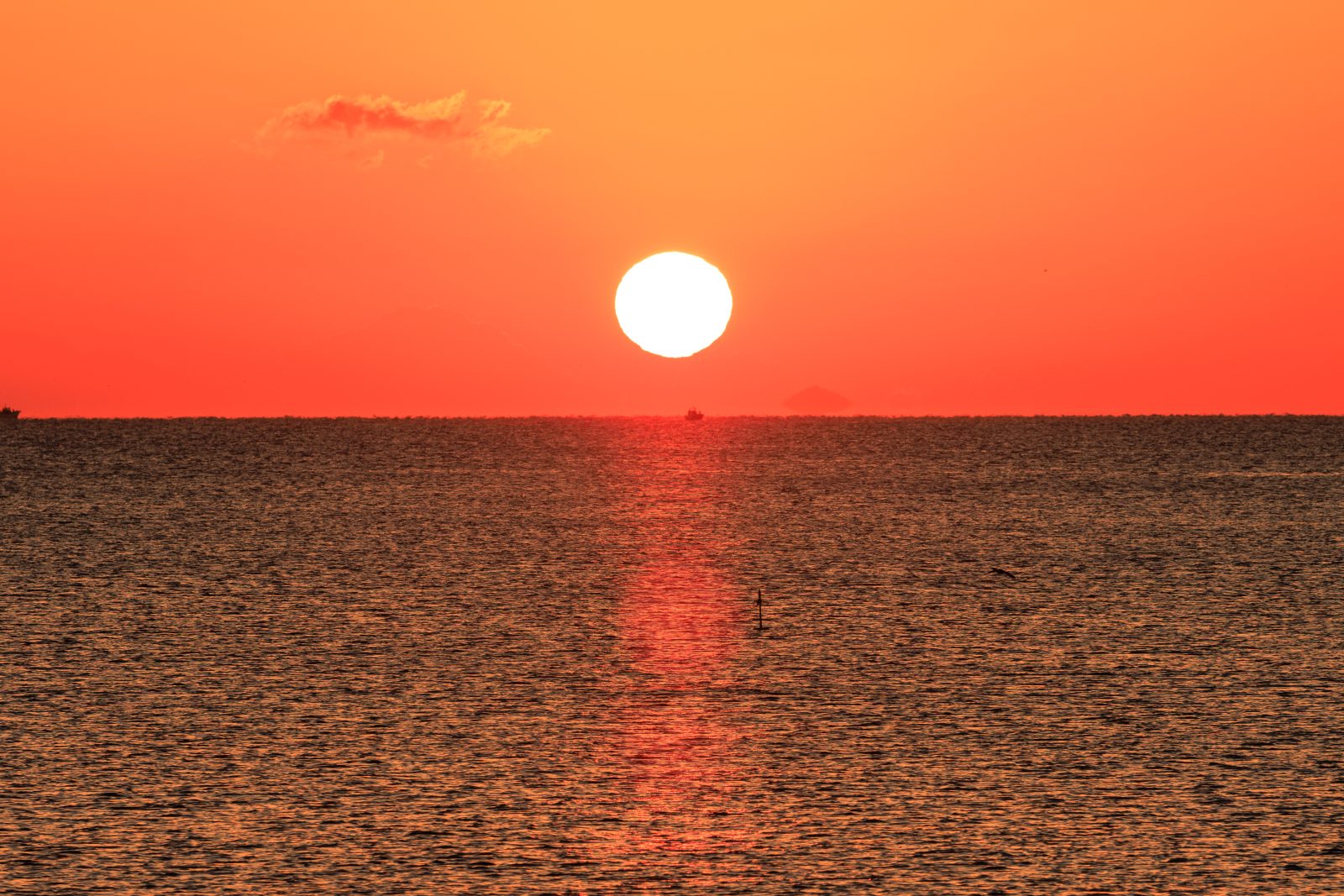無料壁紙 冬場の真っ赤な太陽とシルエットに浮かぶ神島。PCとデスクトップ壁紙に最適な4K高画質の無料壁紙。三重県津市の津エアポートラインで撮影したフリー写真素材