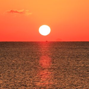 無料壁紙 冬場の真っ赤な太陽とシルエットに浮かぶ神島。PCとデスクトップ壁紙に最適な4K高画質の無料壁紙。三重県津市の津エアポートラインで撮影したフリー写真素材