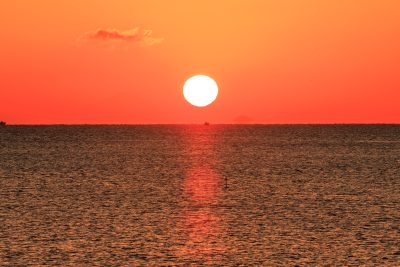 無料壁紙 冬場の真っ赤な太陽とシルエットに浮かぶ神島。PCとデスクトップ壁紙に最適な4K高画質の無料壁紙。三重県津市の津エアポートラインで撮影したフリー写真素材